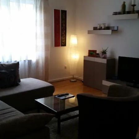 Schoene In Apartment *